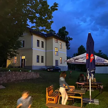 Ubytovani A Restaurace Na Ptackovne. Písek